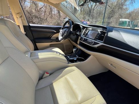Used 2015 Toyota Highlander Limited Platinum FWD image 10
