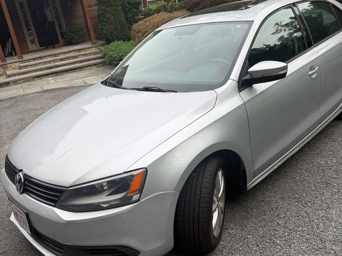 Used 2011 Volkswagen Jetta SE FWD image 5