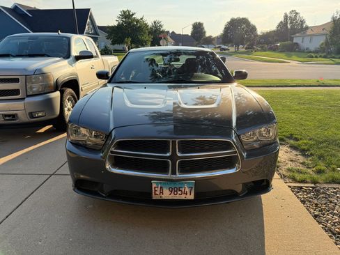 Used 2013 Dodge Charger SE RWD image 2