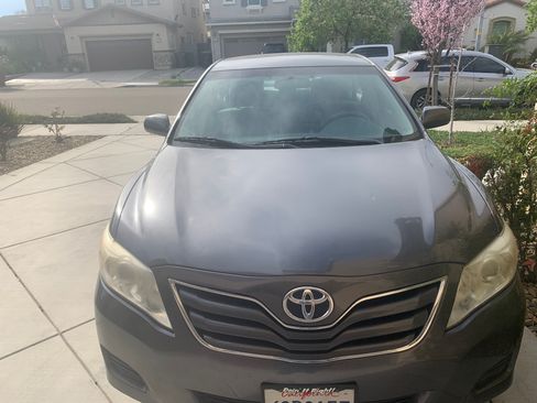 Used 2011 Toyota Camry LE image 1
