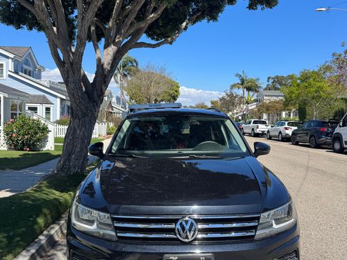 Used 2018 Volkswagen Tiguan S image 2