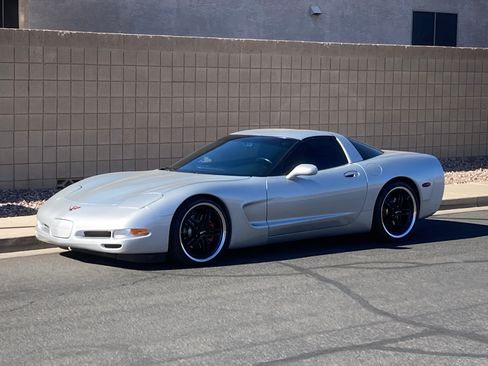 Used 1998 Chevrolet Corvette Coupe RWD image 4