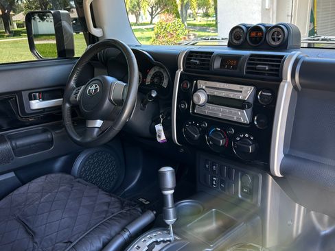 Used 2007 Toyota FJ Cruiser 2WD w/ Upgrade Pkg 1 image 16