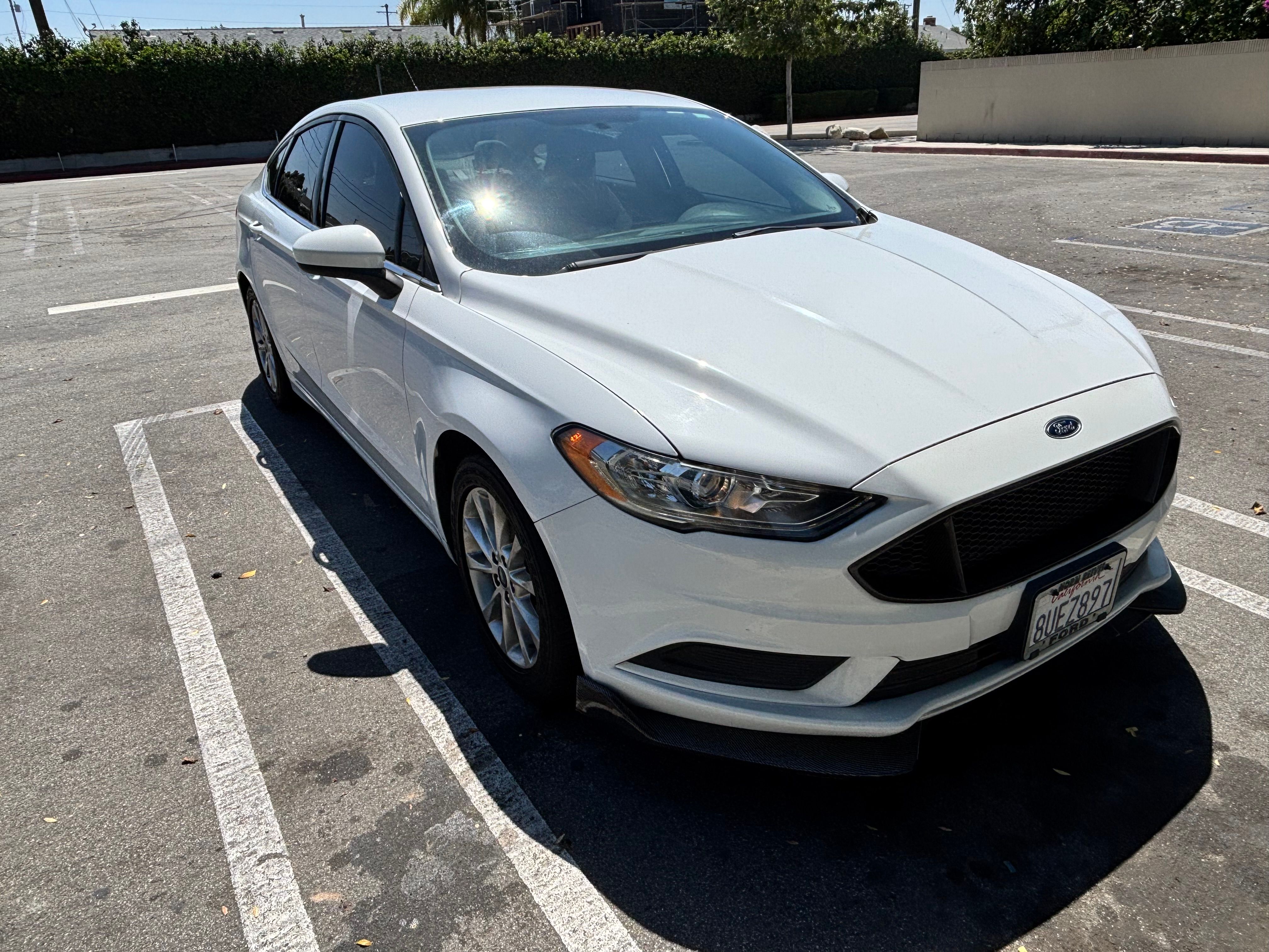 Used 2017 Ford Fusion SE w/ Fusion SE Technology Package FWD image 4