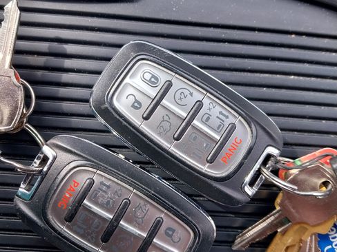 Used 2022 Chrysler Pacifica Touring-L image 20