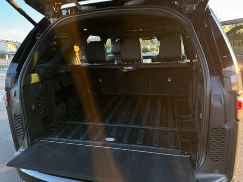 Used 2024 Land Rover Discovery Metropolitan Edition image 18