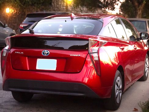 Used 2017 Toyota Prius Four w/ Carpet Mat Package image 2