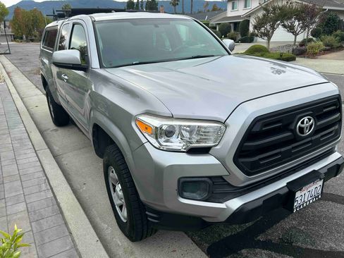 Used 2017 Toyota Tacoma 4x4 Access Cab image 2