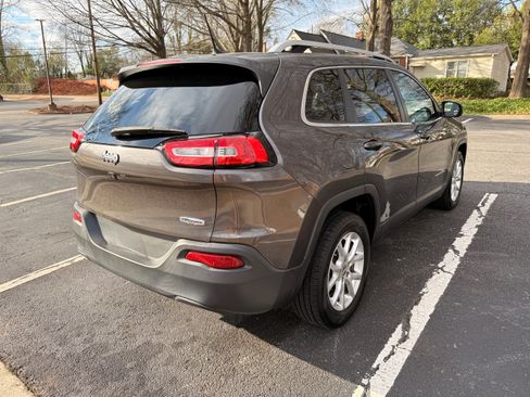 Used 2018 Jeep Cherokee Latitude Plus w/ Comfort/Convenience Group image 10