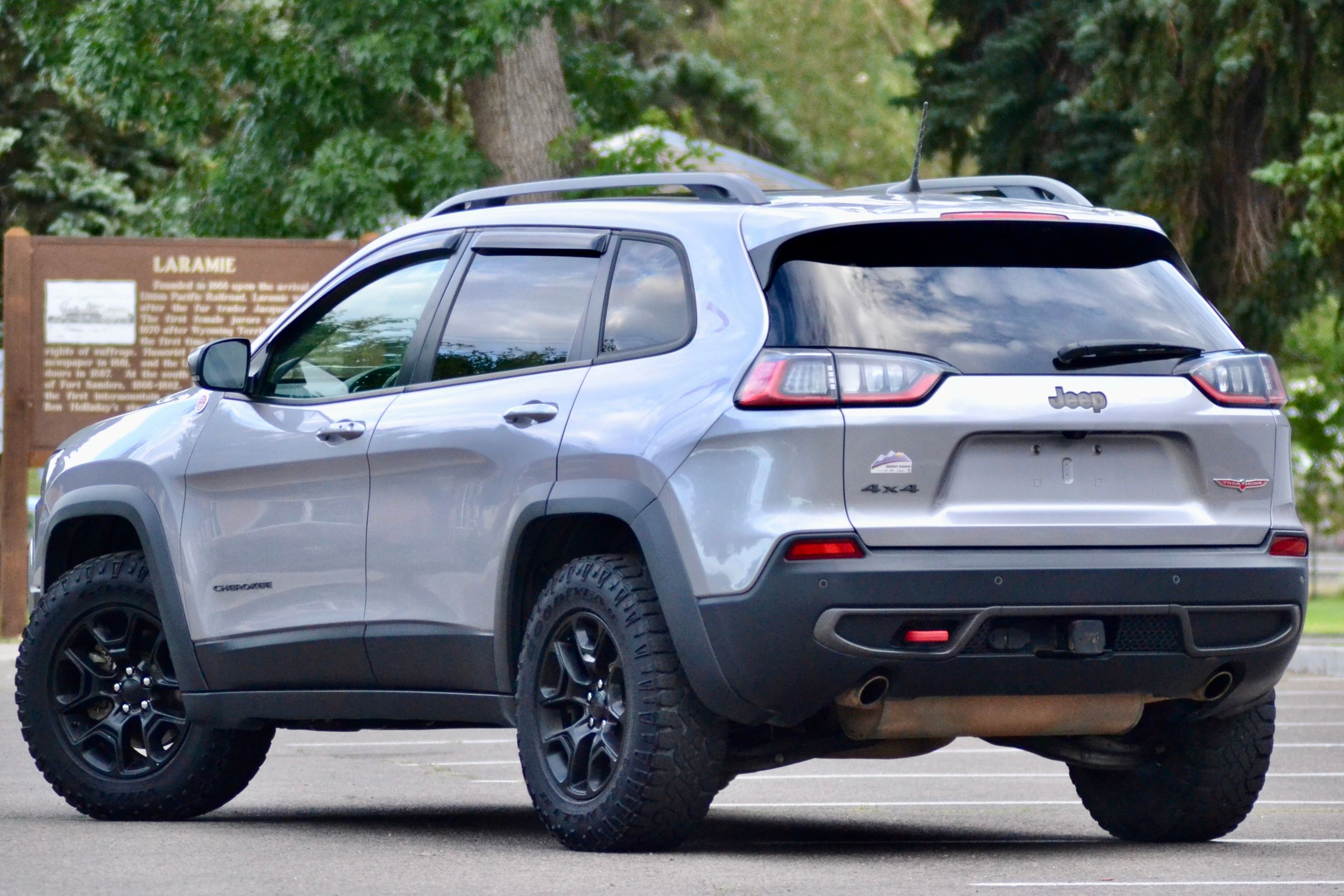 Used 2019 Jeep Cherokee Trailhawk w/ Comfort/Convenience Group AWD/4WD image 2