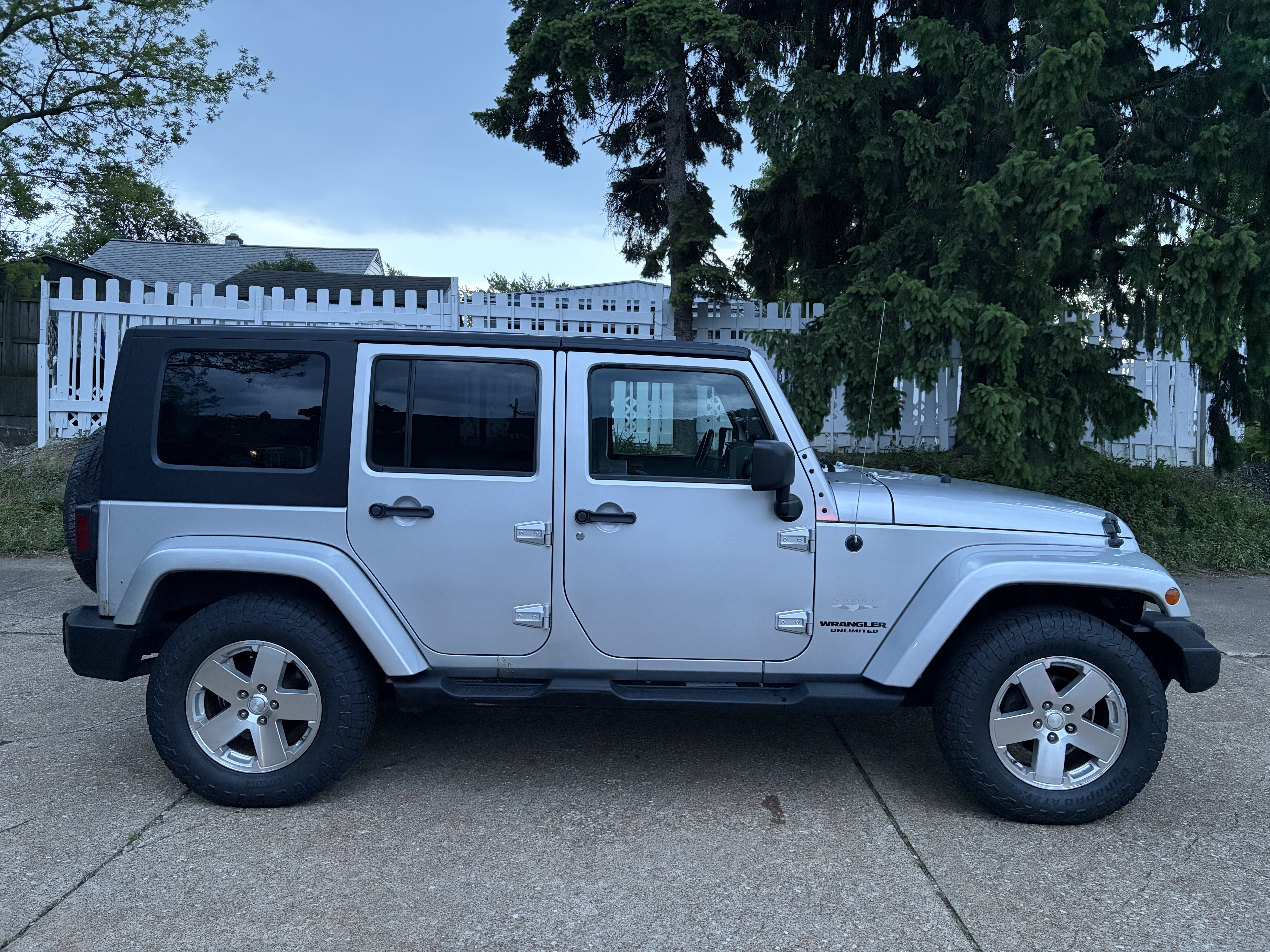 Used 2010 Jeep Wrangler Unlimited Sahara w/ Dual Top Group AWD/4WD image 5