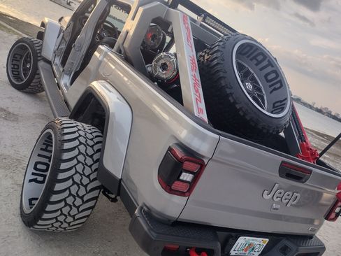 Used 2020 Jeep Gladiator Overland image 11