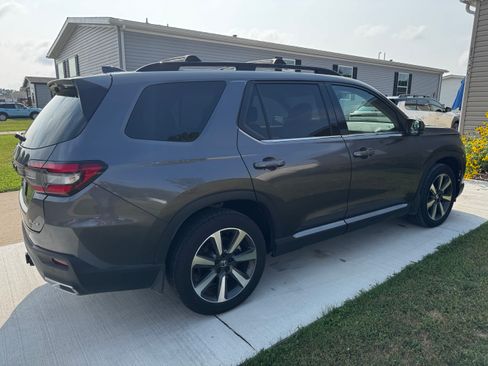Used 2025 Honda Pilot Elite image 2