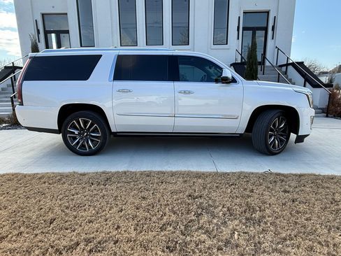 Used 2019 Cadillac Escalade ESV Premium Luxury image 4