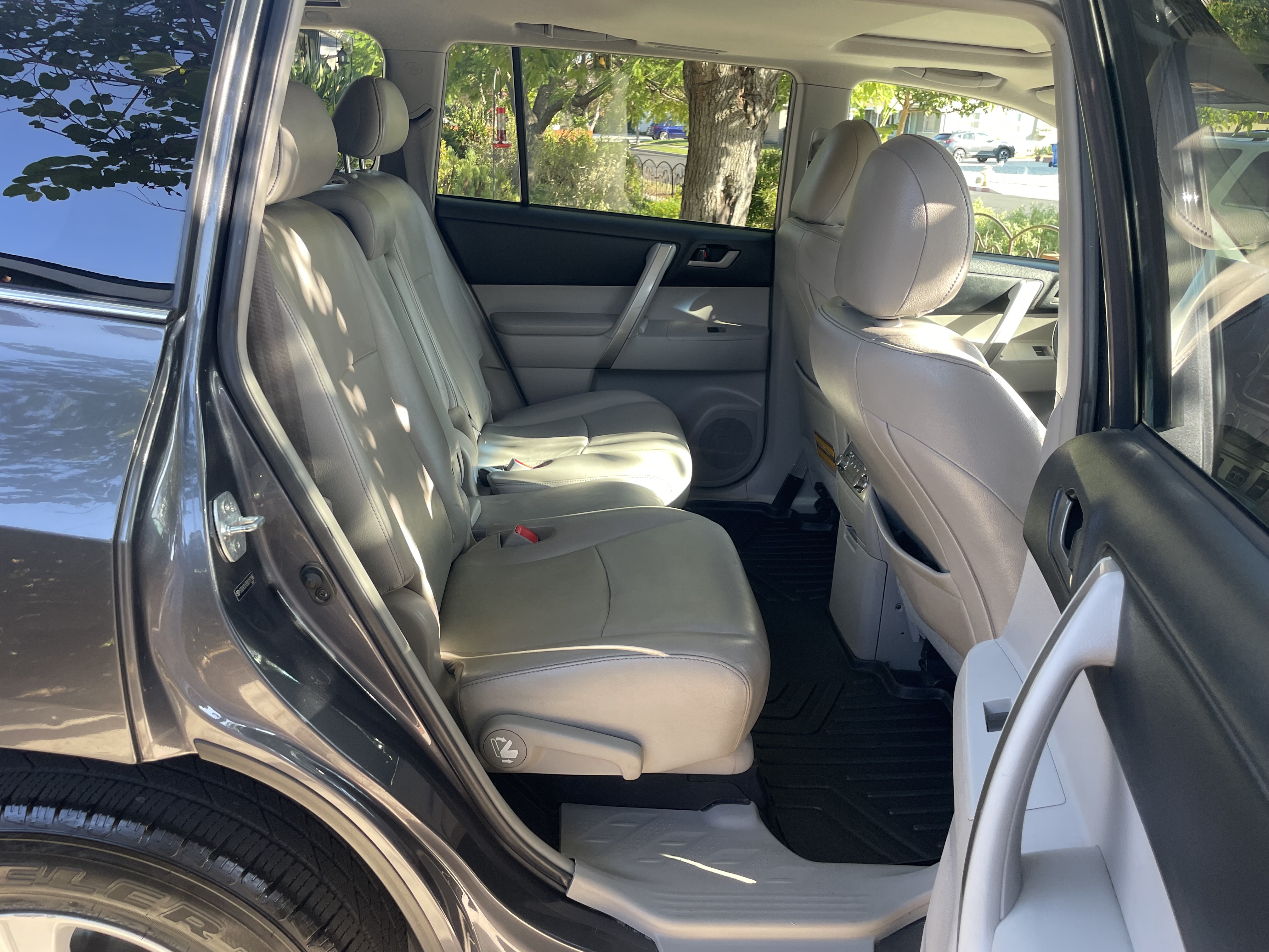 Used 2013 Toyota Highlander SE FWD image 11