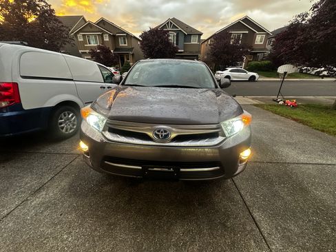 Used 2013 Toyota Highlander Limited AWD/4WD image 2