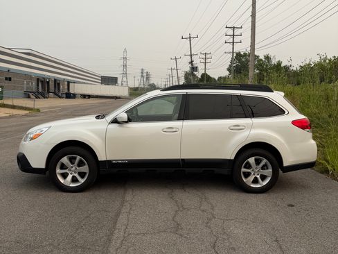 Used 2014 Subaru Outback 3.6R Limited w/ Moonroof Package AWD/4WD image 5