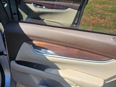 Used 2013 Cadillac XTS Premium image 10