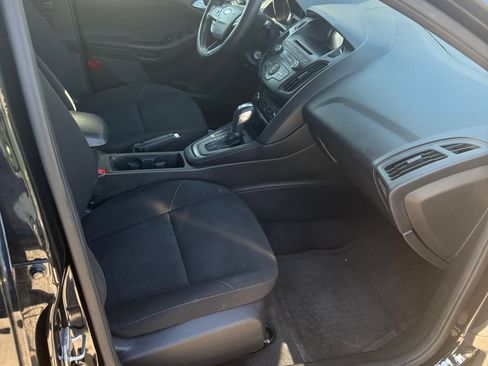 Used 2015 Ford Focus SE FWD image 1