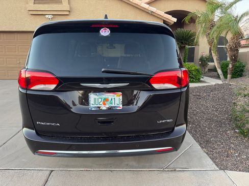 Used 2017 Chrysler Pacifica Limited w/ Tire & Wheel Group image 4