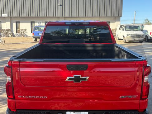 Used 2022 Chevrolet Silverado 1500 ZR2 w/ Technology Package image 5
