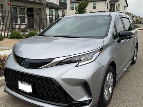 Used 2023 Toyota Sienna XSE image 4