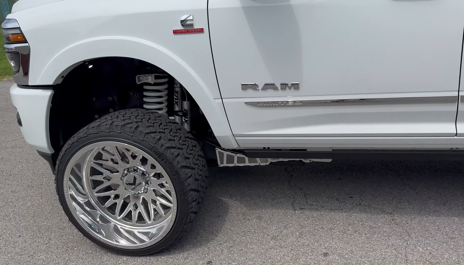 Used 2025 RAM 2500 Limited AWD/4WD image 10