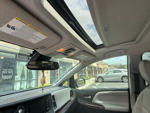 Used 2019 Toyota Sienna Limited Premium image 13