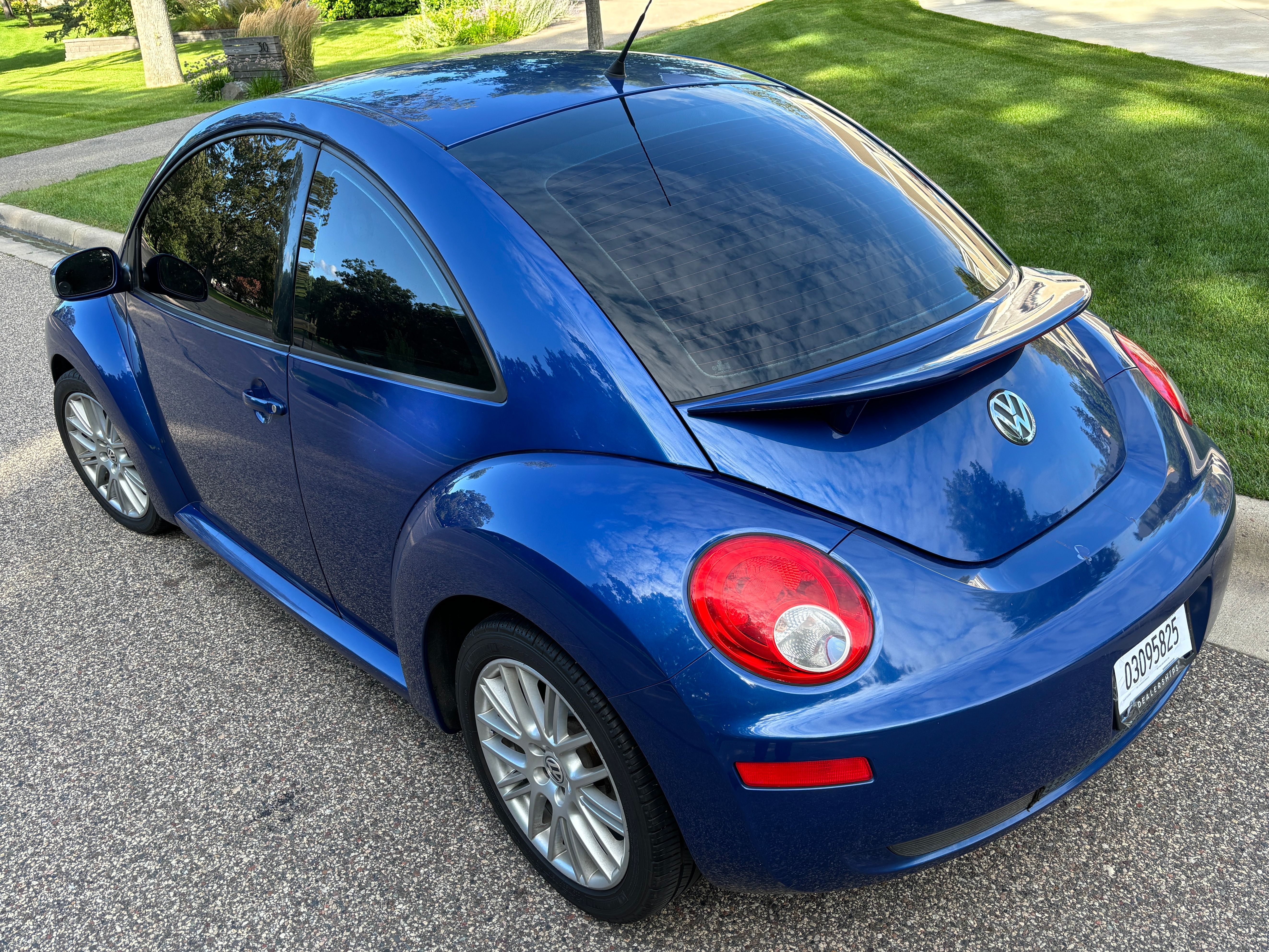 Used 2007 Volkswagen Beetle Coupe w/ Package 1 FWD image 2