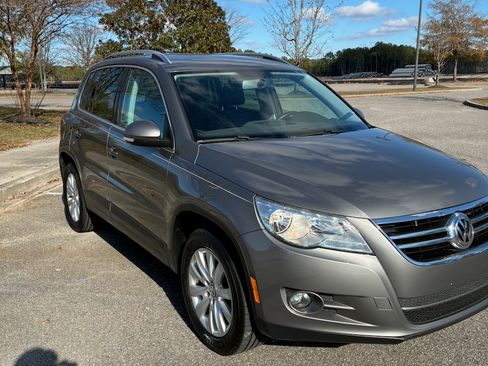 Used 2010 Volkswagen Tiguan SE image 9