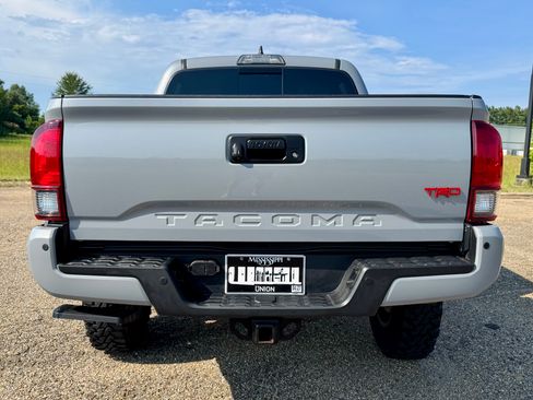 Used 2018 Toyota Tacoma TRD Off-Road w/ Technology Package AWD/4WD image 6