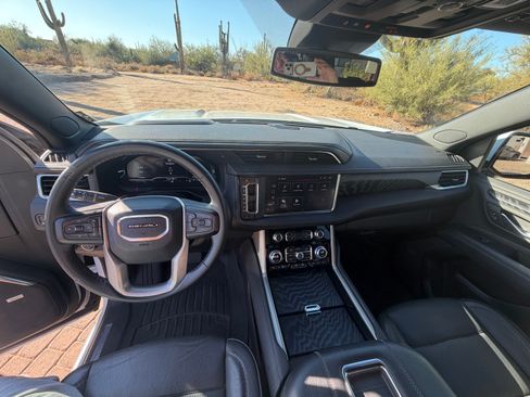 Used 2023 GMC Yukon XL Denali AWD/4WD image 11