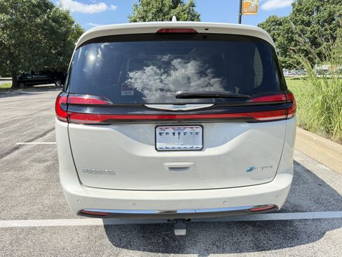 Used 2021 Chrysler Pacifica Limited w/ Uconnect Theater Family Group FWD image 8