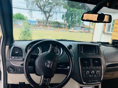 Used 2019 Dodge Grand Caravan SXT image 2