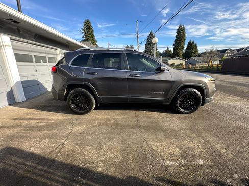 Used 2018 Jeep Cherokee Latitude Plus image 4