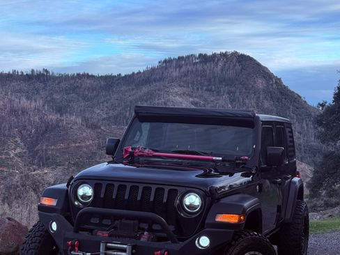 Used 2018 Jeep Wrangler Unlimited Sport image 6