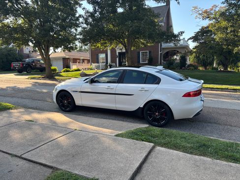 Used 2019 Jaguar XE Premium image 1