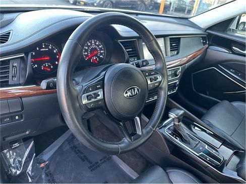 Used 2018 Kia Cadenza Premium w/ Luxury Package image 2