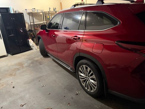 Used 2024 Toyota Highlander Platinum image 1