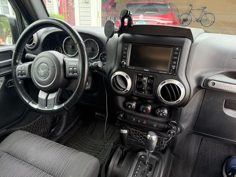 Used 2011 Jeep Wrangler Unlimited Sahara w/ Connectivity Group AWD/4WD image 10