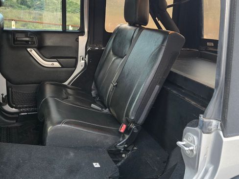 Used 2015 Jeep Wrangler Unlimited Rubicon image 25