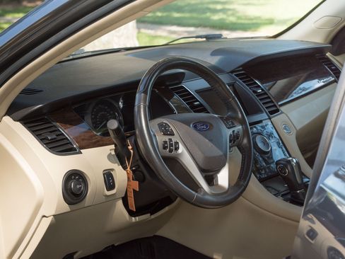 Used 2013 Ford Taurus Limited FWD image 9