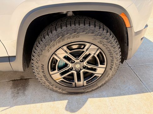 Used 2026 Rivian R1T Premium image 24