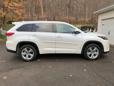 Used 2019 Toyota Highlander Limited Platinum image 2