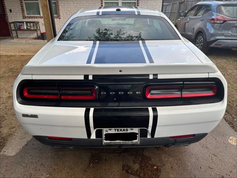 Used 2018 Dodge Challenger SXT image 5