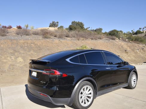 Used 2020 Tesla Model X Long Range image 9