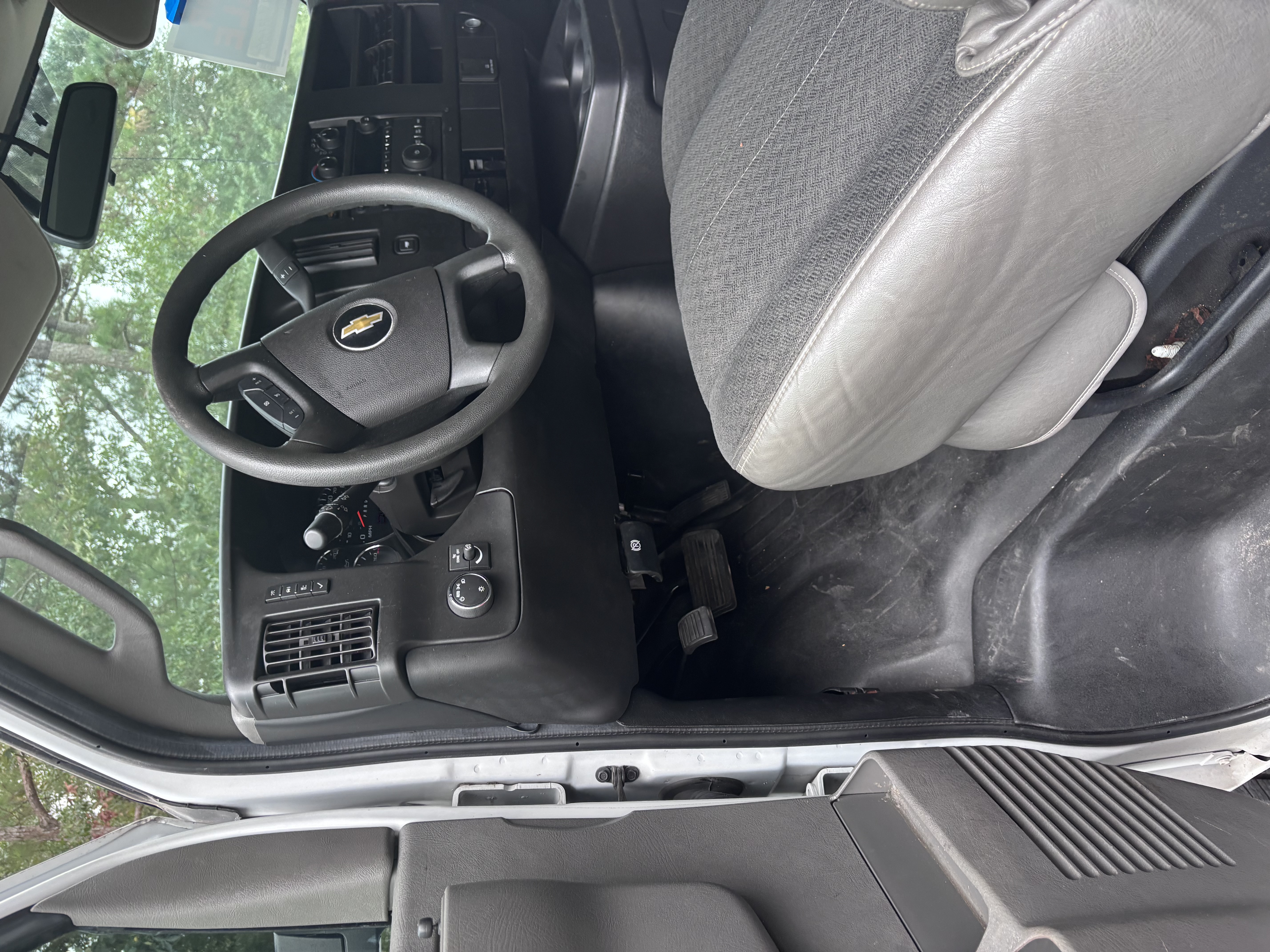 Used 2021 Chevrolet Express 2500 w/ Driver Convenience Package RWD image 6