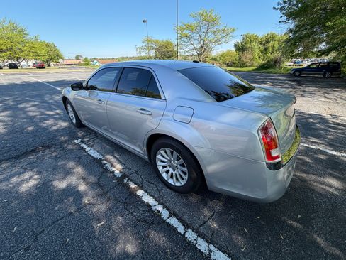 Used 2012 Chrysler 300 RWD image 2