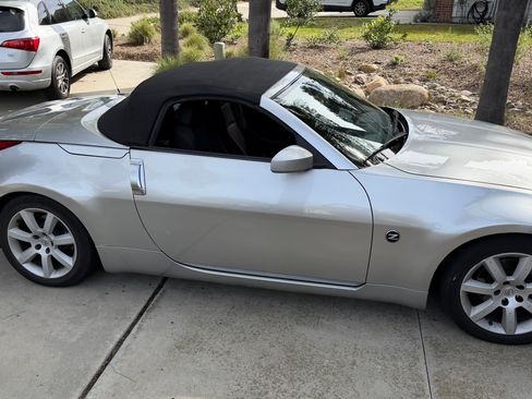 Used 2004 Nissan 350Z Enthusiast w/ Side Airbags Pkg image 6