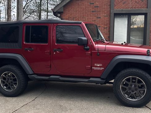 Used 2012 Jeep Wrangler Unlimited Sahara w/ Connectivity Group image 4